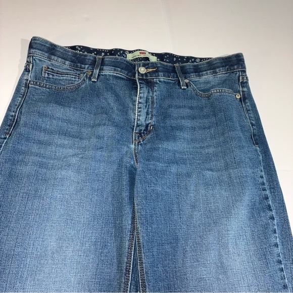 Levi's 525 Perfect Waist Boot Cut Women's Jeans Size 16
Medium wash - Picture 2 of 7